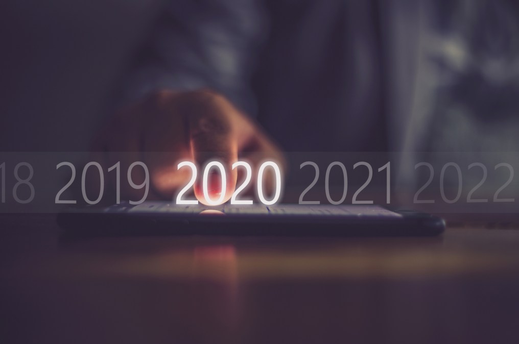 person using mouse with the year 2020 overlaid